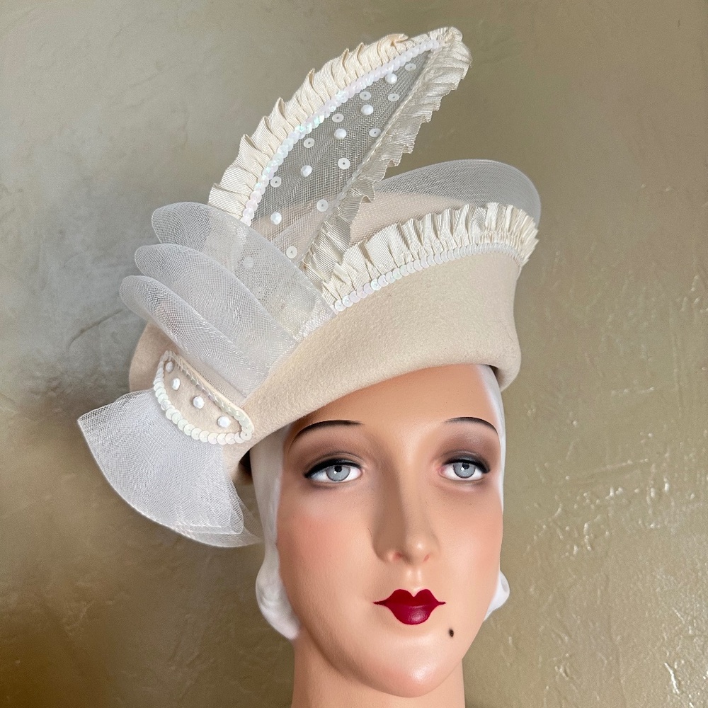 ADORABLE 1970s' IVORY FELT HAT + WHITE MESH, GROSGRAIN & SEQUIN TRIM